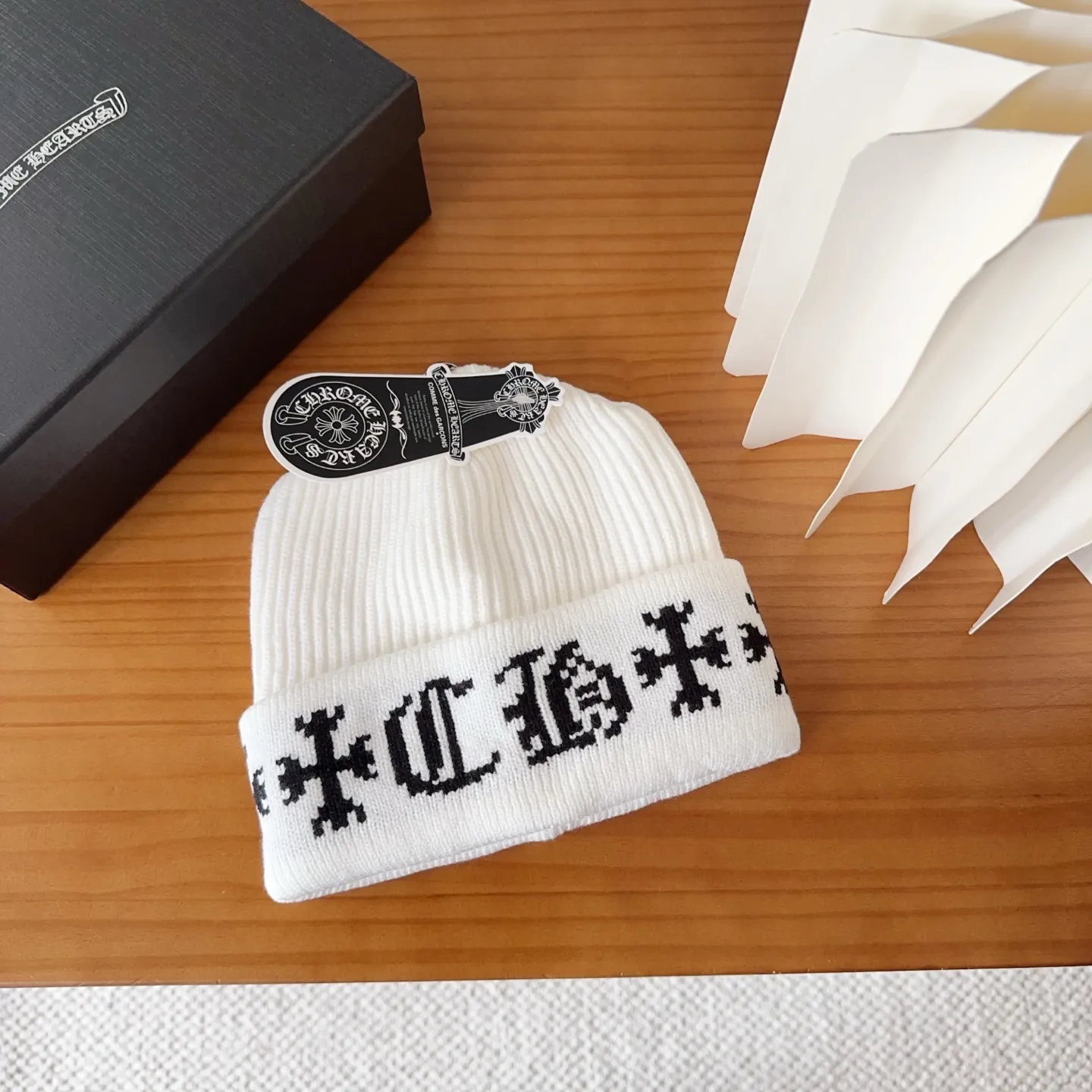💰46 Crow Heart Autumn and Winter Wool Knitted Beanie This must be a favorite of minimalism. It is clean, neat, fashionable and versatile, and will definitely not be picky about your face shape! A fashionable classic that lasts forever! Fashionable black and white can be purchased together!
